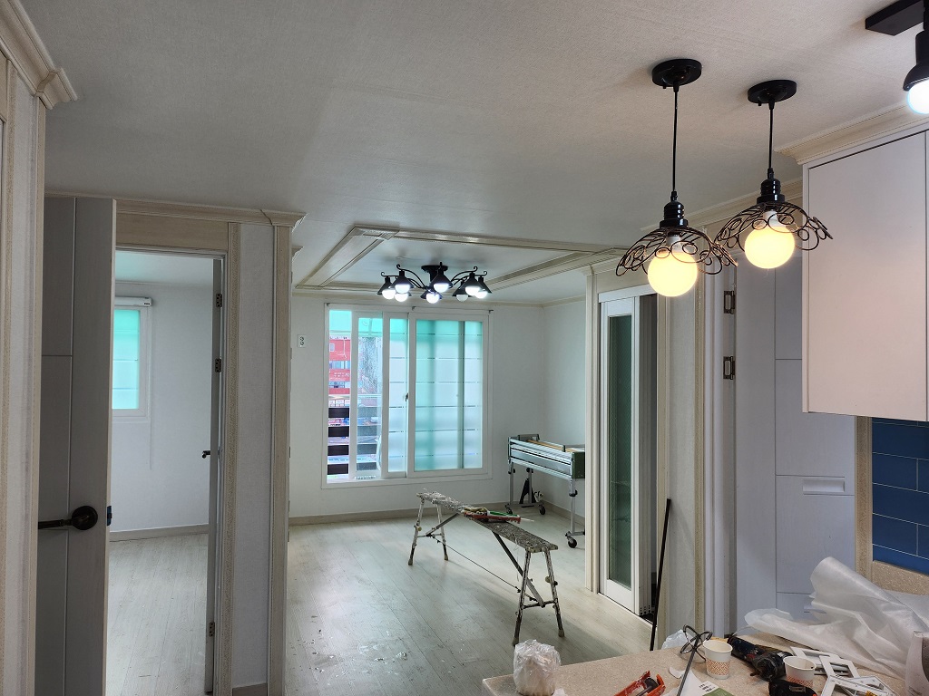 시공 전 상태: LH 아파트 복도 어두운 벽지 얼룩