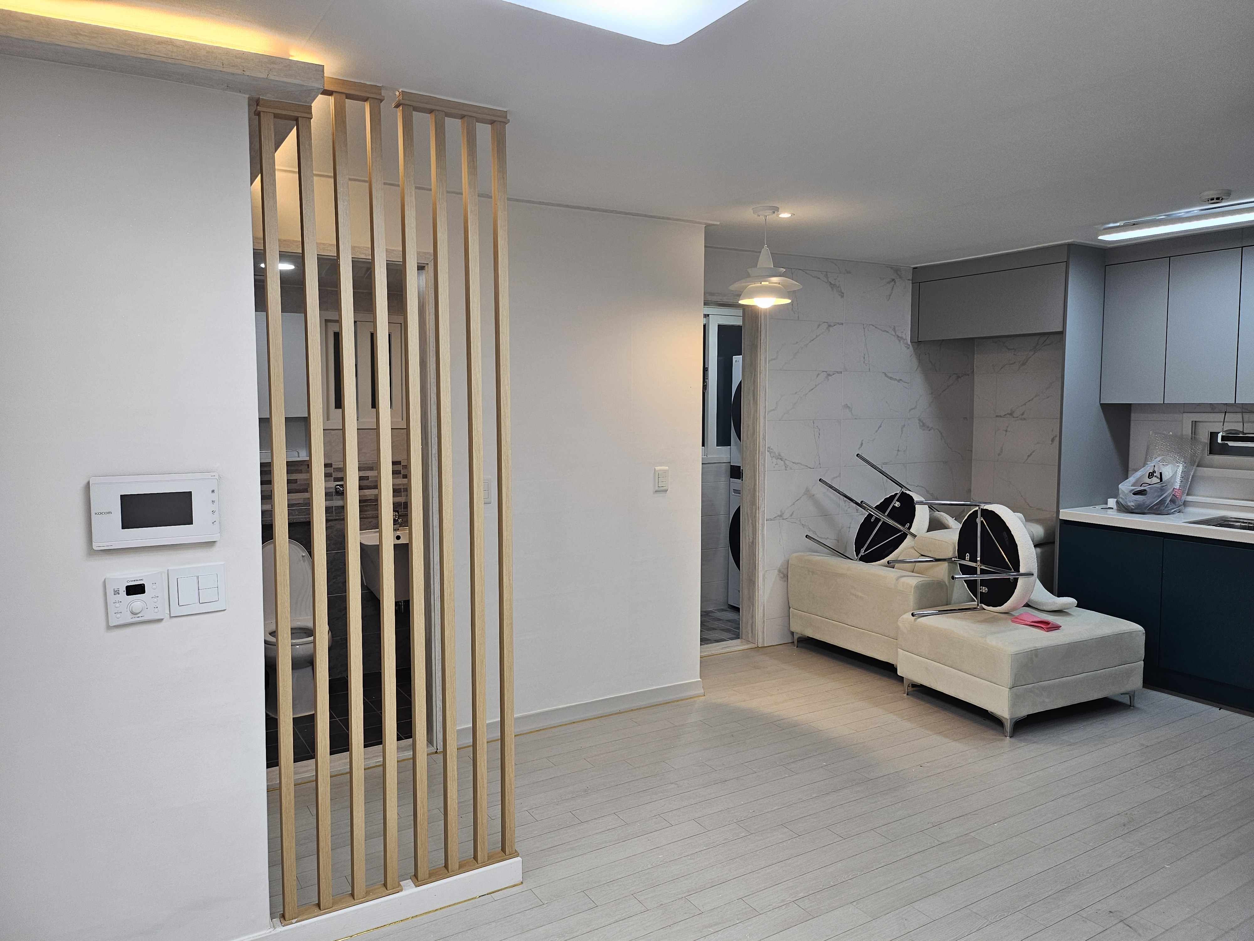 LH 아파트 거실 시공 전, 벽지 변색과 찍힘