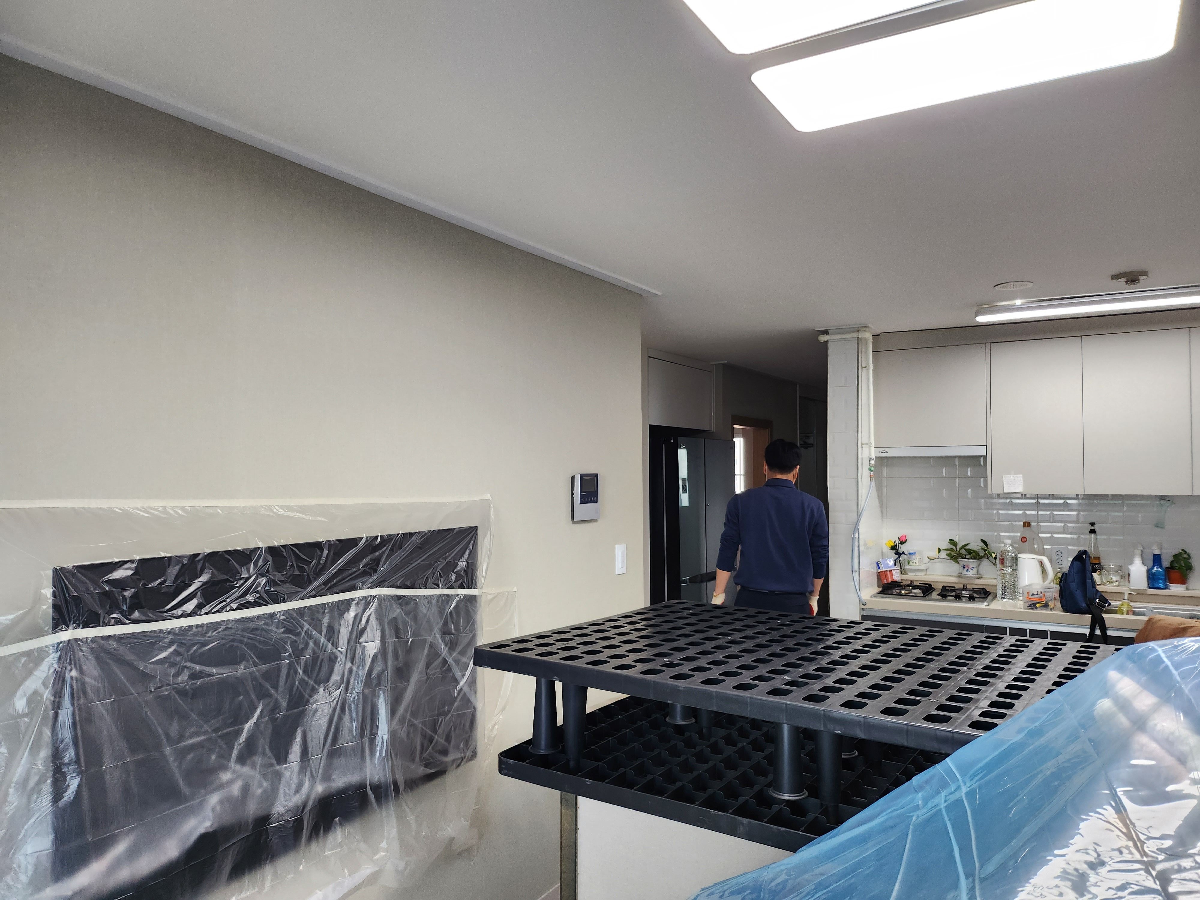 LH 아파트 방 시공 전 벽지 갈라짐과 변색